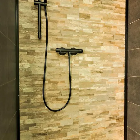 Wellness Met Sauna En Jacuzzi